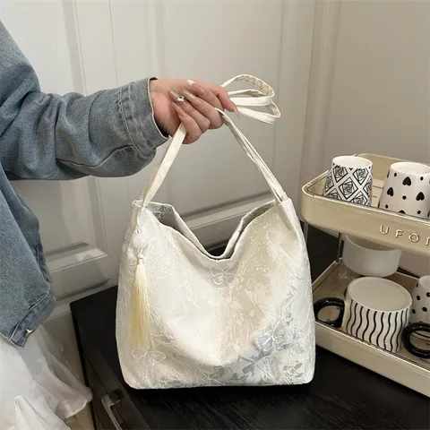 Dames Satijn Shopper Minimalistisch Casual Schoudertas 3D Vlinder Borduurwerk Kwastje Hanger Chique Dagelijkse Handtas