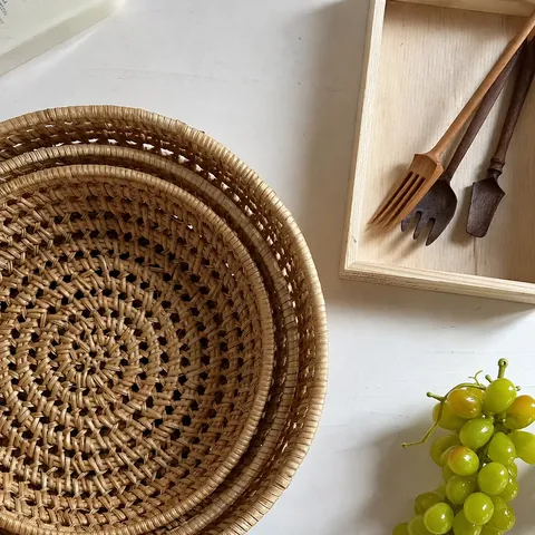 Hand Woven Rattan Storage Tray Round Hollow Fruit Dessert Serving Tray Pastoral Style Desktop Organizer Home Kitchen