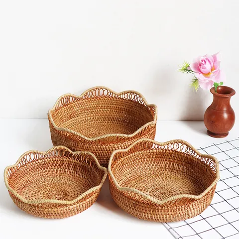 Handwoven Rattan Fruit Basket Wicker Storage Basket With Scalloped Lace Edge Decorative Woven Basket For Living Room Kitchen