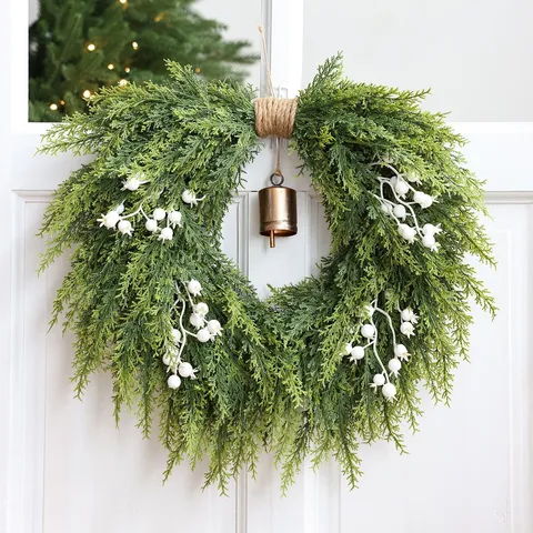 Corona de Navidad de Pino Artificial en Forma de Corazón Con Campanas de Cobre Vintage Bayas para Decoración Colgante Puerta Hogar