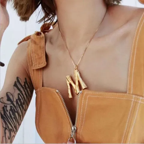 Punk Stil Englische Alphabet Buchstaben Personalisierte Schlüsselbeinkette Legierung Galvanisiert Bambus Textur Gold Metall Anhänger Halskette Für Damen