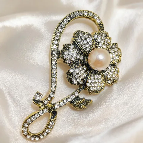 Luxury Zinc Alloy Rhinestone Rose Flower Brooch For Women Vintage Elegant Artificial Pearl Coat Suit Lapel Pin Brooches Jewelry Gift