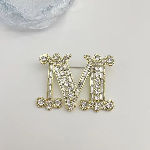 Luxus Legierung Strass Buchstabe M Brosche Pin Elegant Galvanisiert Geometrisch Kristall Initial Revers Pin Abzeichen Für Kleidung Mäntel Damen Accessoire