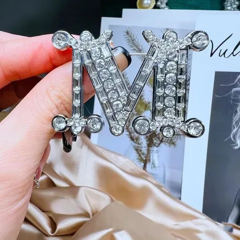 Luxus Legierung Strass Buchstabe M Brosche Pin Elegant Galvanisiert Geometrisch Kristall Initial Revers Pin Abzeichen Für Kleidung Mäntel Damen Accessoire