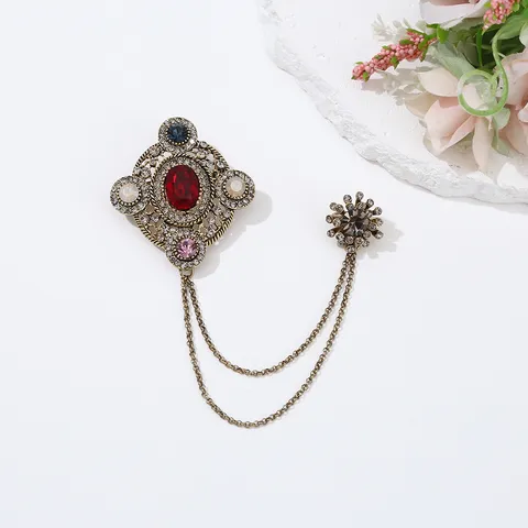 Baroque Vintage Zinc Alloy Rhinestone Brooch For Women Green Red Gemstone Inlaid Artificial Pearl Tassel Chain Brooch Pins Fashion Jewelry Gift