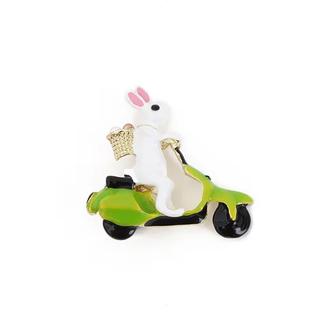 Broche de Aleación Esmaltada de Diseño de Nicho Lindo Conejo Blanco Montando Scooter Verde Con Cesta de Perlas Artificiales Regalo de Pascua Para Traje Abrigo Ropa Alfiler de Solapa Insignia