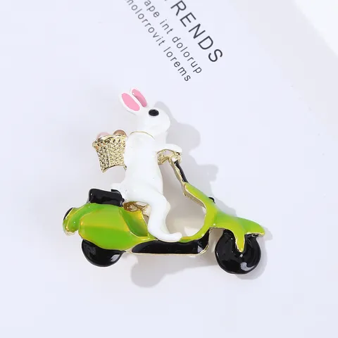Broche de Aleación Esmaltada de Diseño de Nicho Lindo Conejo Blanco Montando Scooter Verde Con Cesta de Perlas Artificiales Regalo de Pascua Para Traje Abrigo Ropa Alfiler de Solapa Insignia