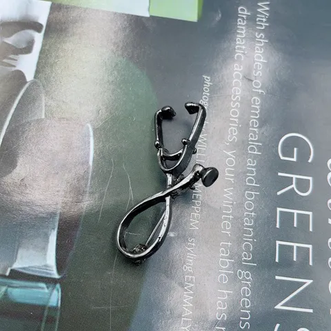 Creative Stethoscope Brooch Alloy Medical Series Lapel Pin Jewelry Gift For Doctors Nurses Women Men Personality Clothing Decoration