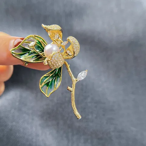 Elegant Alloy Rhinestone Hibiscus Flower Brooch For Women High Gloss Artificial Pearl Bouquet Leaf Lapel Clothes Pin Accessories