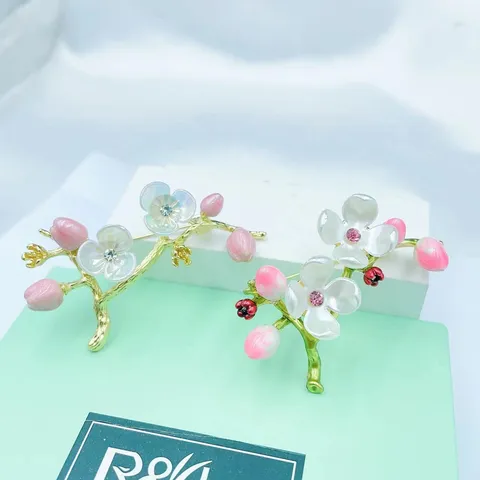 Elegant Alloy Flower Brooch Pin For Women Luxury Chinese Style Rhinestone Enamel Plum Blossom Rose Lapel Pin Artificial Pearl Jewelry