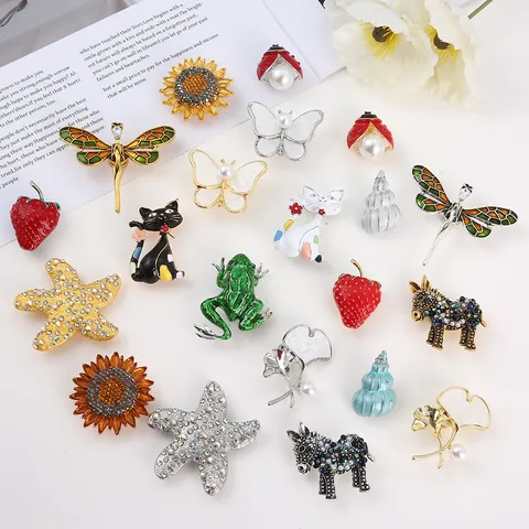 Rhinestone Magnetic Brooch For Women Men Alloy Animal Plant Shape Scarf Clip Magnet Refrigerator Sticker Fashion Jewelry Accessories