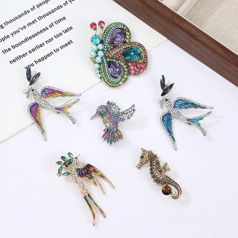 Vintage Alloy Rhinestone Bird Brooch Pin Colorful Enamel Hummingbird Seahorse Butterfly Animal Pins Fashion Jewelry Accessory