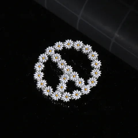Daisy Flower Peace Sign Brooch Pendant Alloy Enamel White Yellow Floral Jewelry For Women Fashion Accessory No Chain