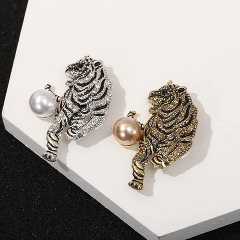 Spilla da Balia Vintage in Lega a Forma di Tigre per Uomo Donna Stile Cinese Decorazione di Strass e Perla Artificiale Distintivo per Vestiti Gioielli Regalo