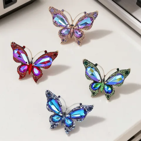 Retro Luxe Legering Strass Vlinder Broche Voor Vrouwen Vintage Aurora Paars Kristal Insect Pin Pak Jas Mode Sieraden Accessoire