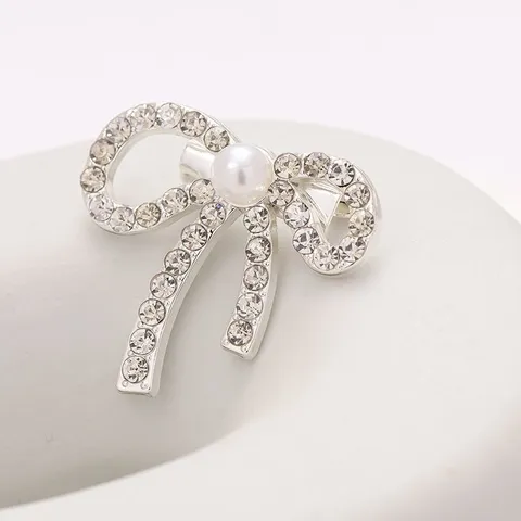 Broche Nœud Élégante en Alliage Avec Strass et Perle Artificielle pour Décoration de Vêtement Bijoux de Mode pour Femmes