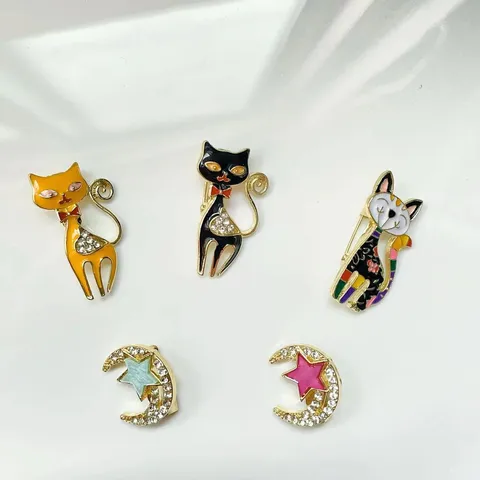 Cute Alloy Enamel Cat Brooch Pins Luxurious Rhinestone Moon Star Badge Suit Collar Pins Fashion Costume Jewelry Gift For Women Men