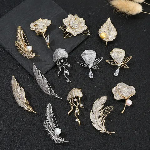 Elegant Copper Rhinestone Brooch Pin For Women Luxury Artificial Pearl Floral Leaf Feather Design Fashion Brooch Apparel Decoration Jewelry Gift