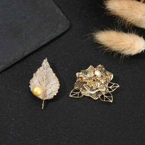 Elegant Copper Rhinestone Brooch Pin For Women Luxury Artificial Pearl Floral Leaf Feather Design Fashion Brooch Apparel Decoration Jewelry Gift