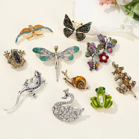 Vintage Alloy Rhinestone Animal Brooch For Women Colorful Enamel Butterfly Frog Swan Lizard Bird Insects Lapel Pins Jewelry Accessories