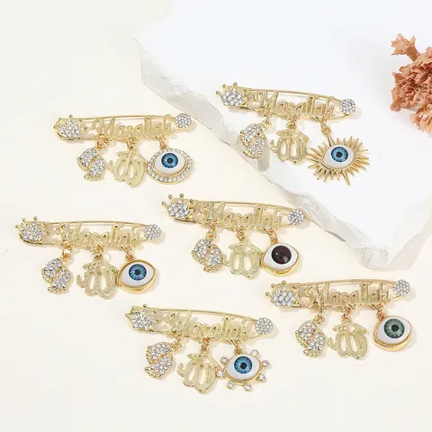 Broche Œil Maléfique en Alliage Strass de Style Euro-Américain Avec Couronne Pendentif Empreinte de Bébé Lettre Masallah Épinglette de Chandail Plaqué Or pour Hommes Femmes