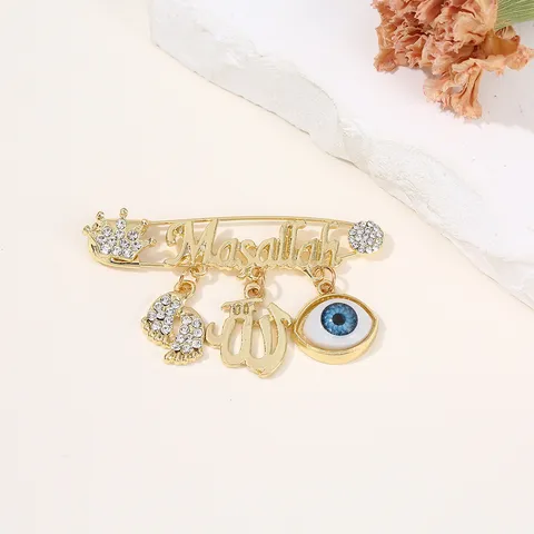 Broche Œil Maléfique en Alliage Strass de Style Euro-Américain Avec Couronne Pendentif Empreinte de Bébé Lettre Masallah Épinglette de Chandail Plaqué Or pour Hommes Femmes