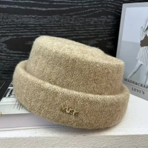 Winter Warme Verdickte Strickmütze Unisex Minimalistisch Einfarbig Beanie Mit Metallbuchstaben Dekoration Tägliche Lssige Mütze