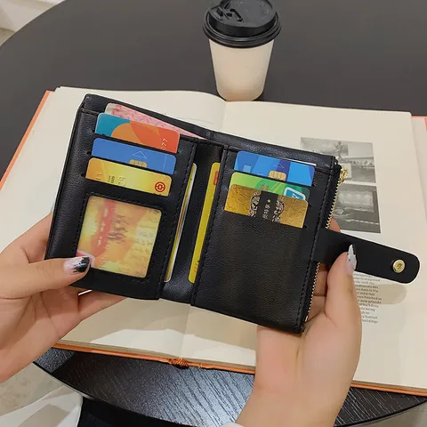 Γυναικείο Коntό Pορτοφόλι Tριπλής Диπλωσης από Dέρμα PU Поλλαπλές Θikiς Каρtώv Поρτοφόλι Кερμάτων Me Kρεμαστό Каrδιά Minimalistikh Sύμπαγης Oθηкὴ Kарτώv