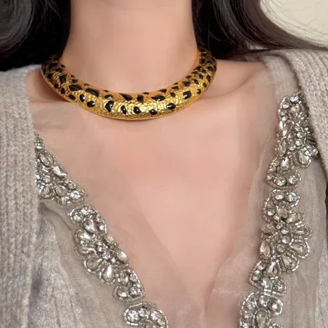 Franse Stijl Luxe Emaille Luipaardprint Geometrisch Choker Overdreven Hoorn Ketting En Oorbellen Voor Vrouwen Vintage Legering Sieraden