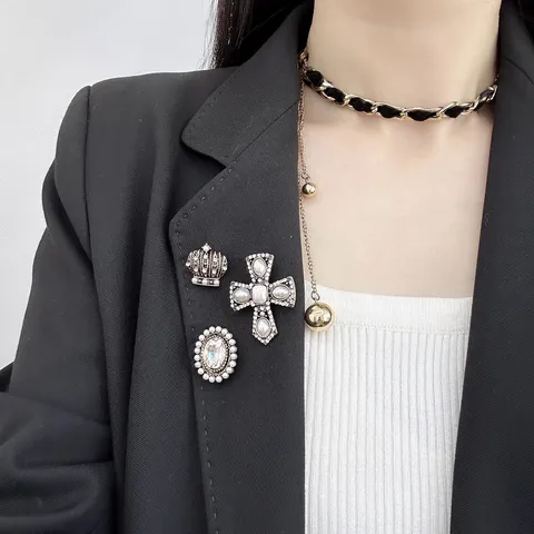 Vintage Vergulde Koperen Brosje Met Kunstparel Strass Kwastje Ketting Kruis Bij Brosje Voor Vrouwen Paleis Feest Sieraden