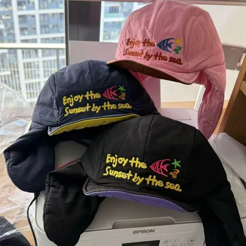 Koreanischer Stil Unisex Verdickte Warme Bombermütze Winter Winddichter Ohrenschutz Trapper Hat Mit Buchstabenstickerei