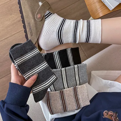 Damen Casual Baumwolle Gestreifte Wadenlange Socken Minimalistisch Atmungsaktiv Modisch Alltag Geknetete Socken