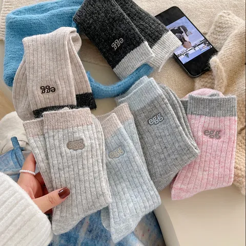 Damen Verdickte Warme Wollmischung Slouch Socken Winter Gestreifte Crew Socken Süße Buchstaben Bestickte Casual Strumpfwaren