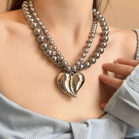Collier Double Couche en Perles Artificielles Grises Avec Pendentif Cœur 3D pour Femmes Style Niche Sweet Cool Chaîne de Clavicule en Alliage Plaqué Argent