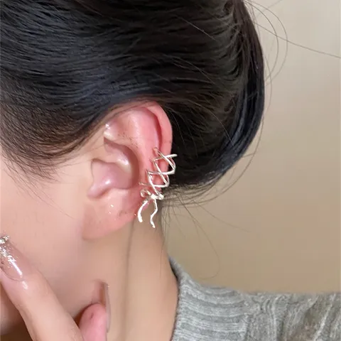 Clip de Oreja de Lazo de Cinta Sin Agujero Mujer Minimalista Aleación Torcida Clip de Oreja Oro Plata Joyería de Moda Individual