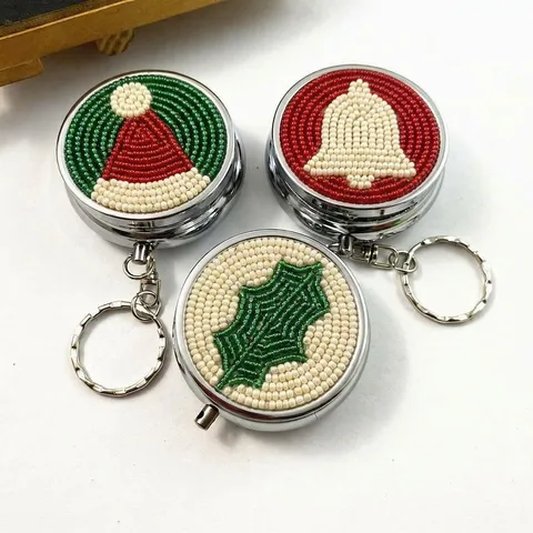 Weihnachten Perlen Metall Pillendose Schlüsselanhänger Tragbar Klein Aufbewahrung Koffer Weihnachts Mütze Glocke Muster Rund Mini Organizer Geschenk