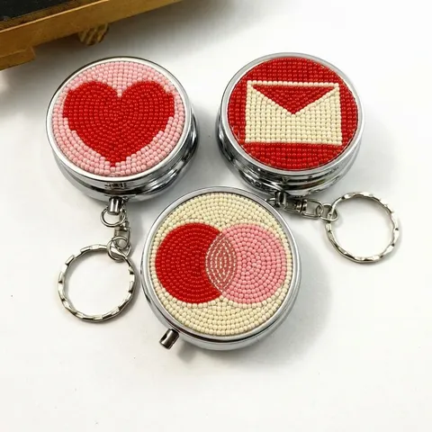 Porte-clés Boîte à Pilules en Métal Perlé à la Main Boîte de Rangement Ronde Portable Cadeau de Saint Valentin Motif Cœur Enveloppe