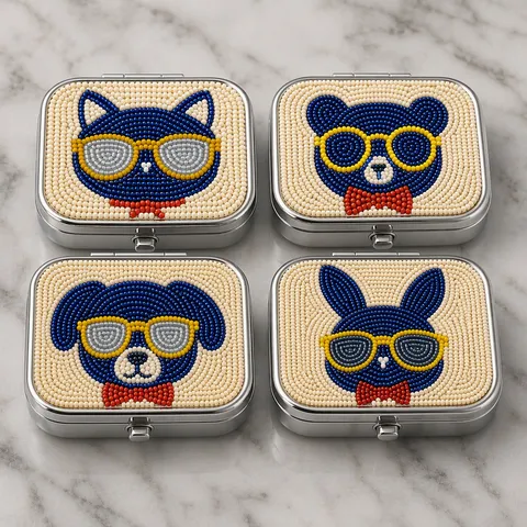 Boîte à Pilules Tissée à la Main en Perles Animal de Dessin Animé Mini Boîtier à Bijoux en Métal Mignon Chat Chien Lapin Ours Motif Lunettes de Soleil