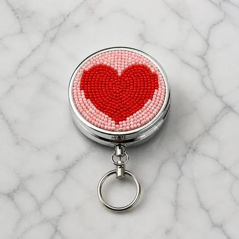 Porte-clés Boîte à Pilules en Métal Perlé à la Main Boîte de Rangement Ronde Portable Cadeau de Saint Valentin Motif Cœur Enveloppe