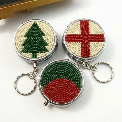 Handgemachte Perlen Gewebt Weihnachtsbaum Runde Metall Pillendose Schlüsselanhänger Tragbare Reise Tasche Medizin Box Veranstalter Zubehör