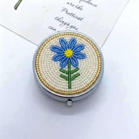 Handgefertigte Glasperlen Gewebte Tier Pillendose Kreative Cartoon Blumenmuster Metall Runde Schmuckkästchen Miniatur Tragbare Organizer Aufbewahrungsbox