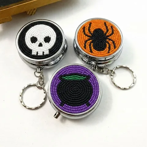 Halloween Handgefertigte Perlen Metall Pillendose Schlüsselanhänger Tragbare Mini Medizin Aufbewahrungsbox Totenkopf Spinne Kessel Anhänger
