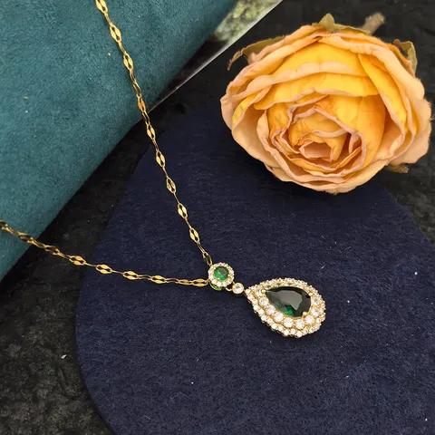 Set Collana con Ciondolo a Goccia Stile Smeraldo Anello Orecchini in Acciaio al Titanio Placcato Oro Strass Gioielli