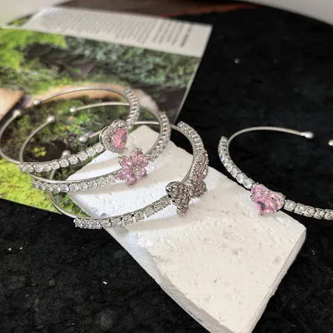 Moda Strass Rosa Cuore Zirconia Bracciale Aperto Rigido Per Donne Gioiello da Mano Geometrico In Rame Di Tendenza