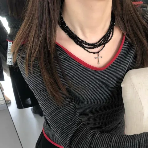 Collier Multicouche en Alliage Punk Rétro avec Pendentif Croix Choker Intégré en Perle Artificielle pour Hommes Femmes Bijoux de Fête
