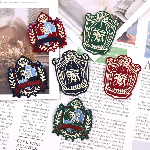 Japanse Preppy Stijl Geborduurd Insigne Stof Kroon Schild Brosche Speld Voor Uniform Overhemd Pak Mode Accessoire