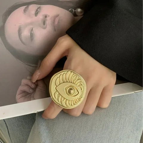 Vintage Gold-Plated Copper Surrealist Eye Relief Open Ring For Women Retro Beetle Round Brooch Jewelry Accessory