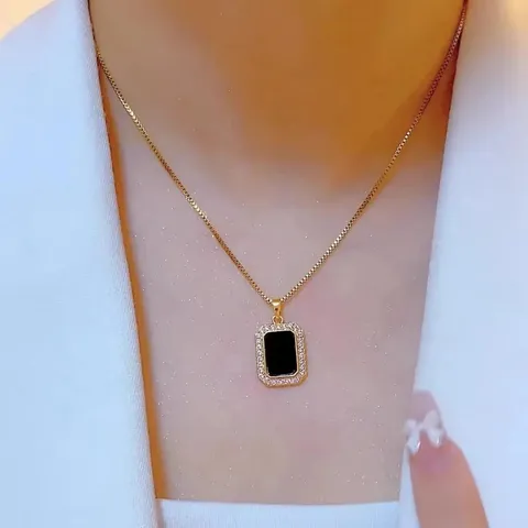 Collana con Pendente Quadrato Nero in Acciaio al Titanio Rame Placcato Oro Minimalista Catena da Clavicola Geometrica con Strass per Regalo Gioielli Unisex