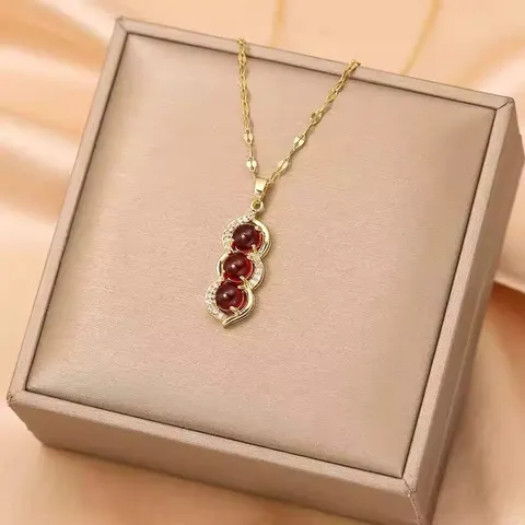 Collana con Pendente a Forma di Arachide in Acciaio al Titanio con Micro Strass Placcata in Oro Catena da Clavicola per Donna e Uomo