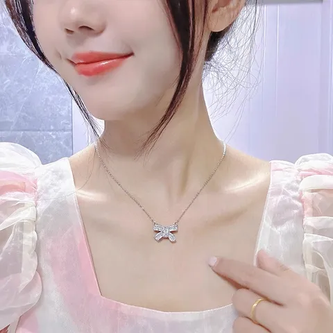 Collana a Fiocco in Acciaio al Titanio con Zirconia Minimalista Lusso Ciondolo Girocollo Oro Argento Gioielli Donna Uomo